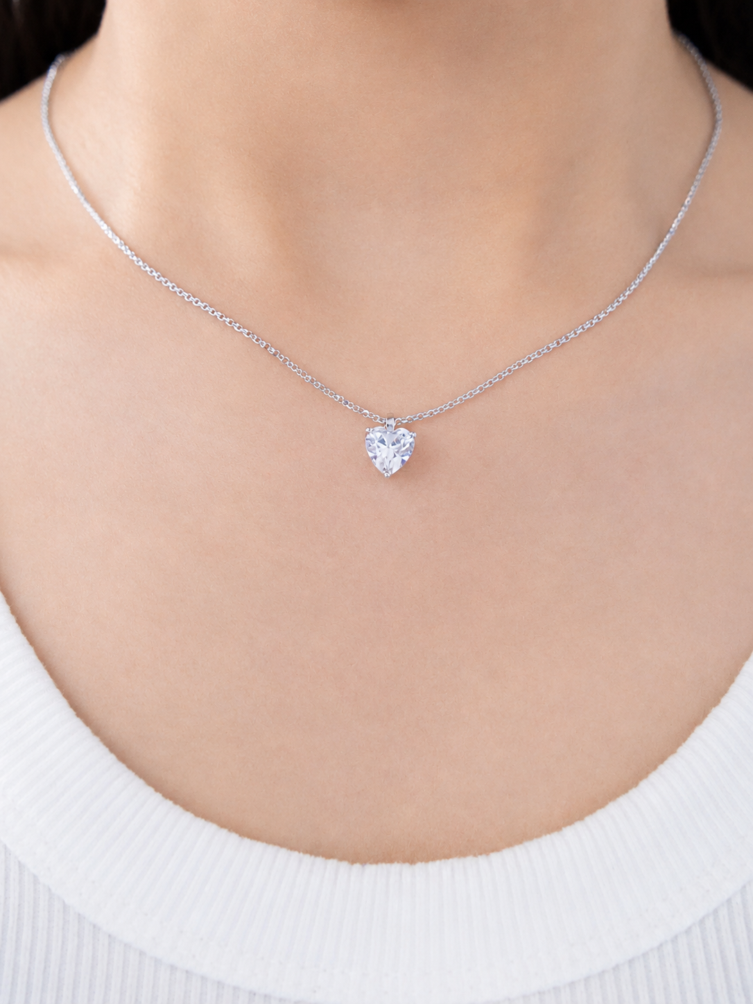 Collana Cuore Light indossata con pendente a cuore 7 × 7 mm