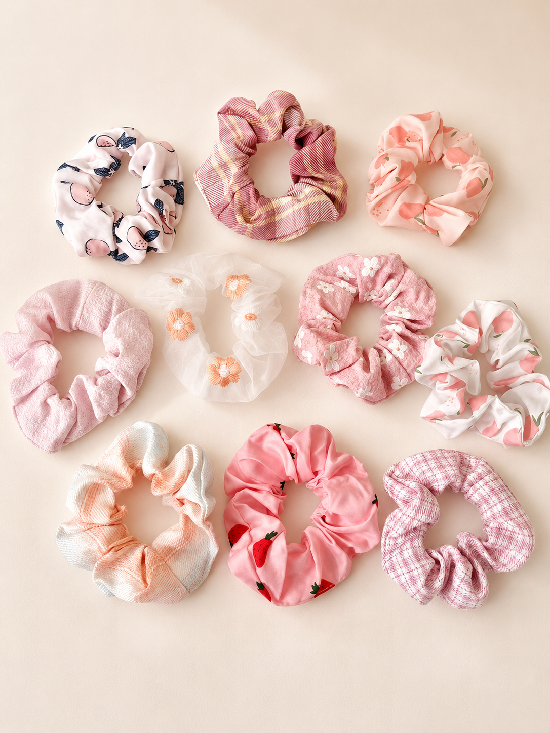 Hair scrunchies in shades of pink