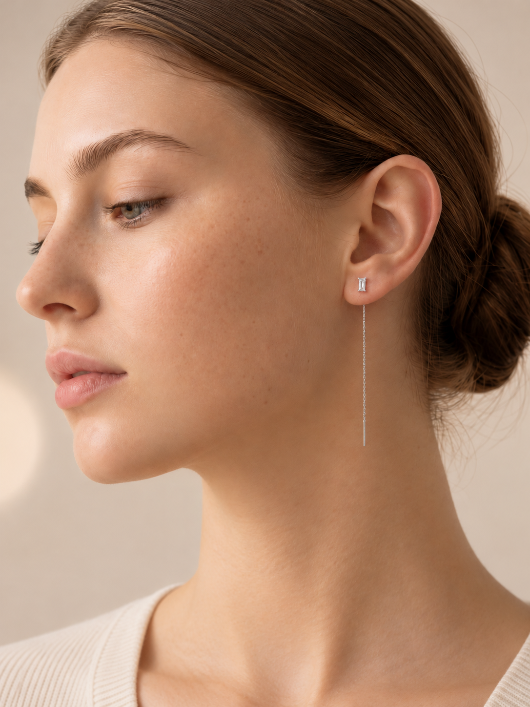 Orecchino Saliscendi Baguette in argento 925 rodiato con zircone rettangolare taglio baguette indossato