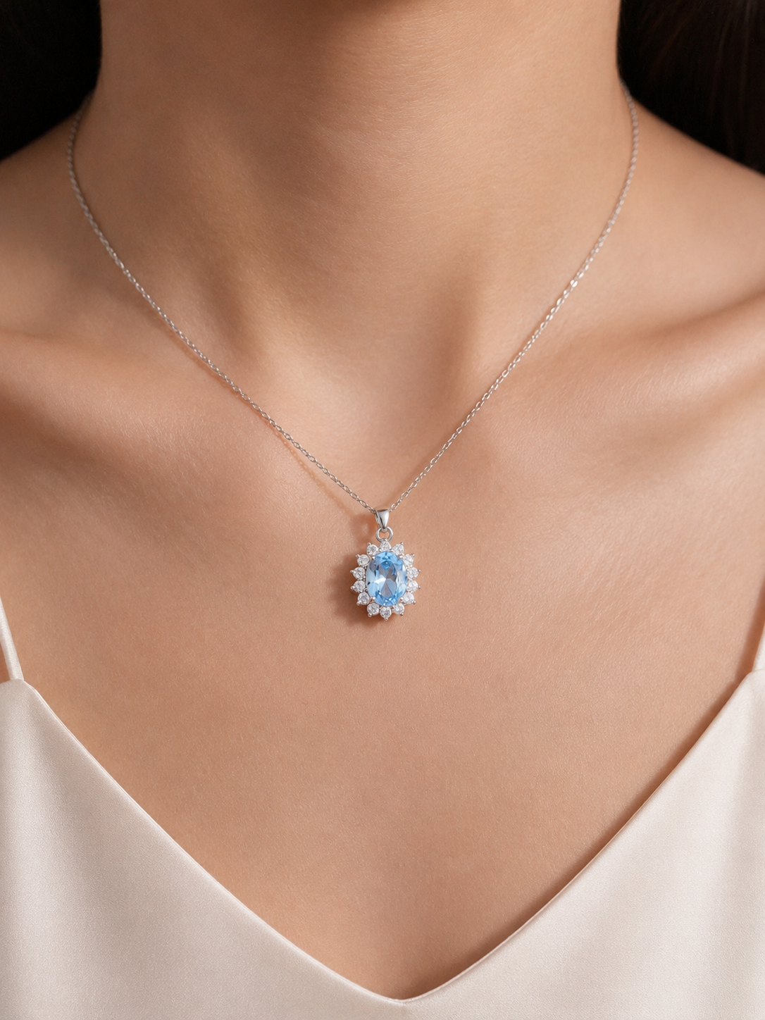 Collana Argento Fiore Kate indossata con dettagli acquamarina