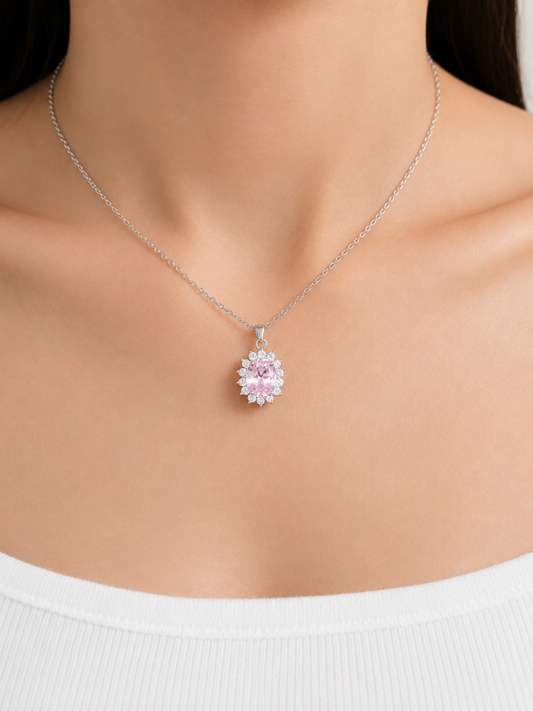 Collana Argento Fiore Kate indossata con dettagli rosa