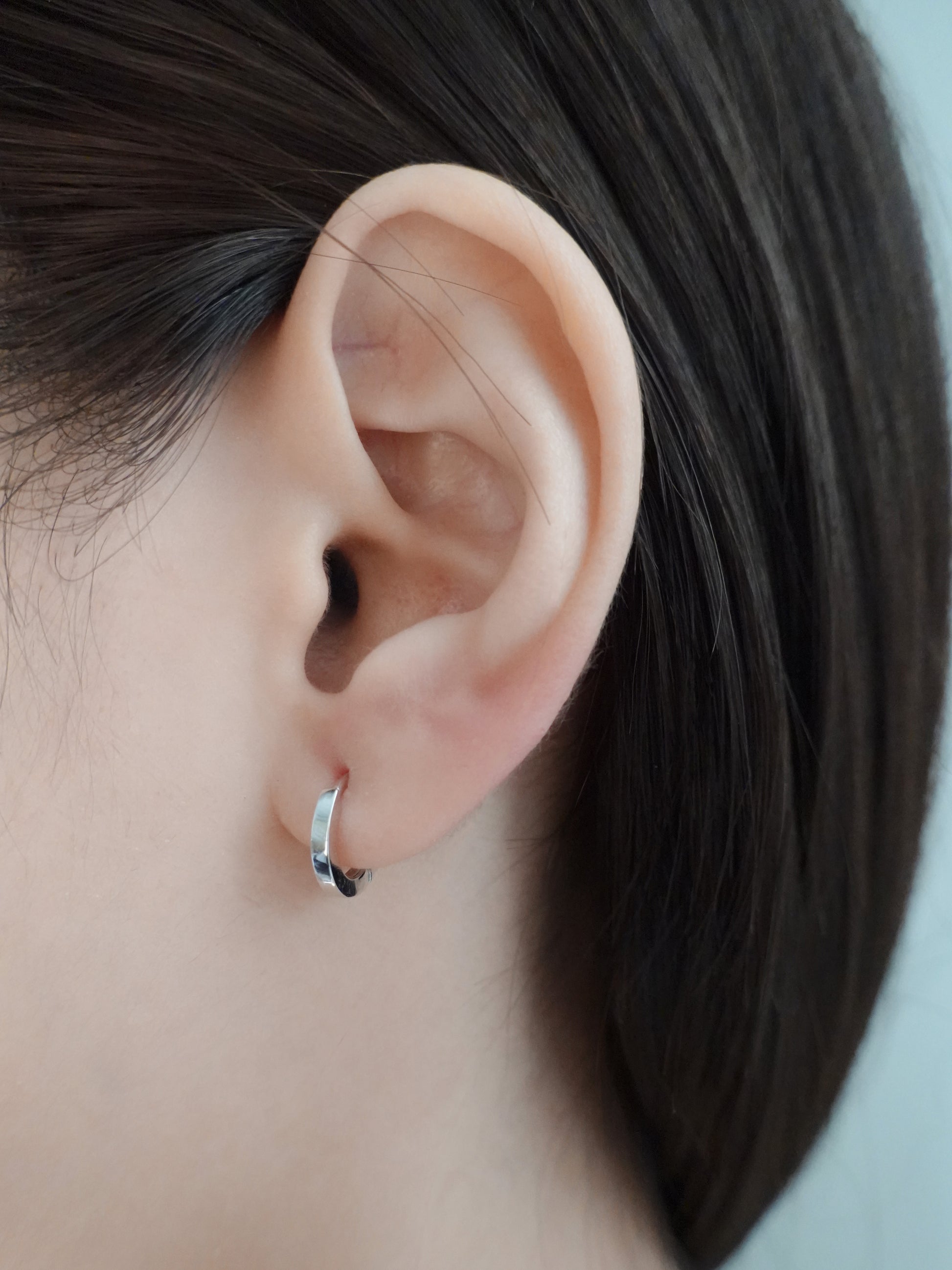 Orecchino in argento sterling a forma di renna realizzato dall'artista finlandese Harri Syrjänen in Finlandia Orecchino in argento sterling a forma di renna realizzato dall'artista finlandese Harri Syrjänen in Finlandia