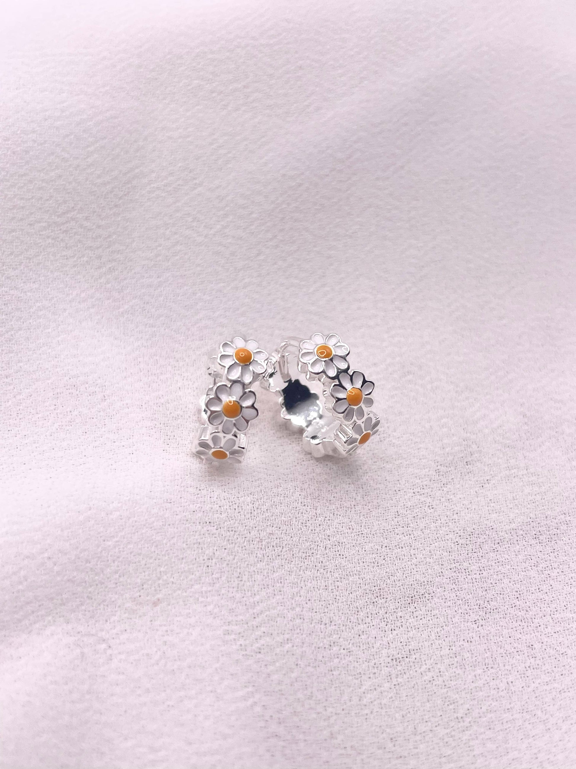 Delicati orecchini a forma di margherita in argento sterling Delicati orecchini a forma di margherita in argento sterling