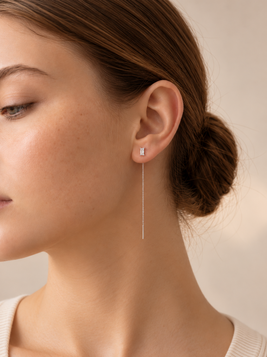 Orecchino Saliscendi Baguette in argento 925 rodiato con zircone rettangolare taglio baguette indossato